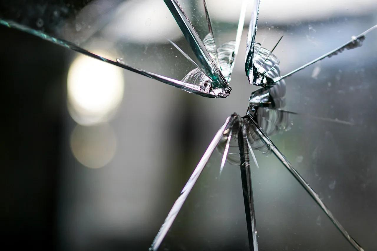 Will vinegar damage car glass or window tint?